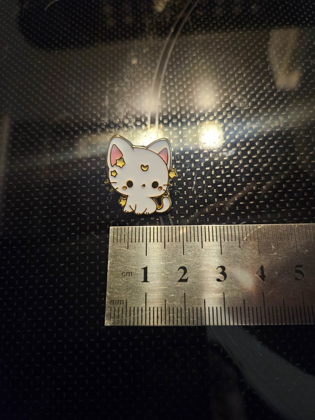 Plaketten & Abzeichen: Weisses Kätzchen - Pin Badge Anstecker – Gebraucht aus Luzern von Lucan_Valerius