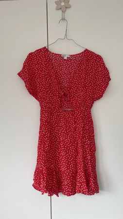 Sommerliches, rotes Minikleid mit Pünktchen