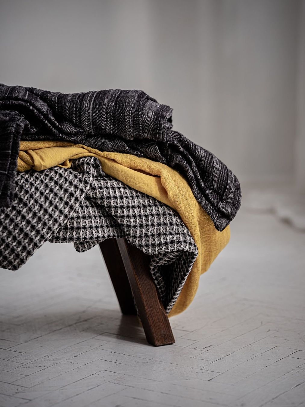 Coperte: Geraffte Tagesdecke aus anthrazitfarbenem Leinen – Nuovo e nell'imballaggio originale da Affoltern am Albis venduto da EdelLinn 3