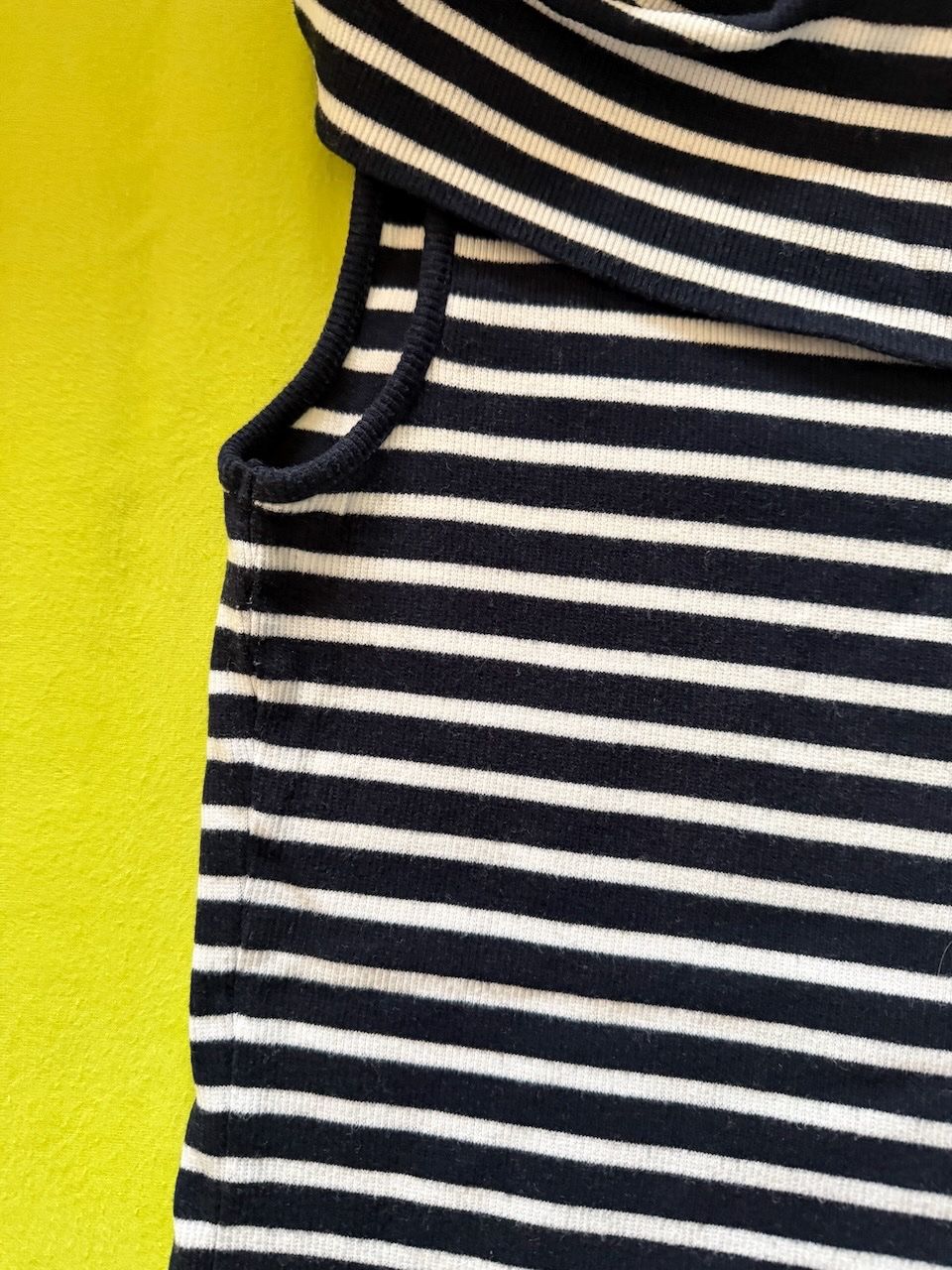 Maglioni & Felpe: schwarz-weiss gestreifter aermelloser Pullover,Schalkragen – Usato da Winterthur venduto da 1956ingi 1