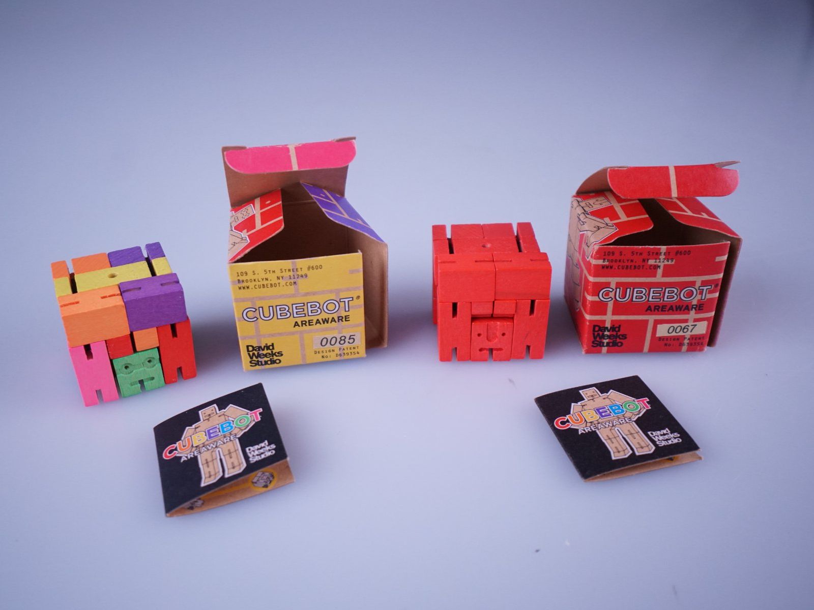 Statuette: 2x Cubebot SMALL Figuren (Bunt, Rot) – Usato da Rüti ZH venduto da Restwert_Rueti_ZH