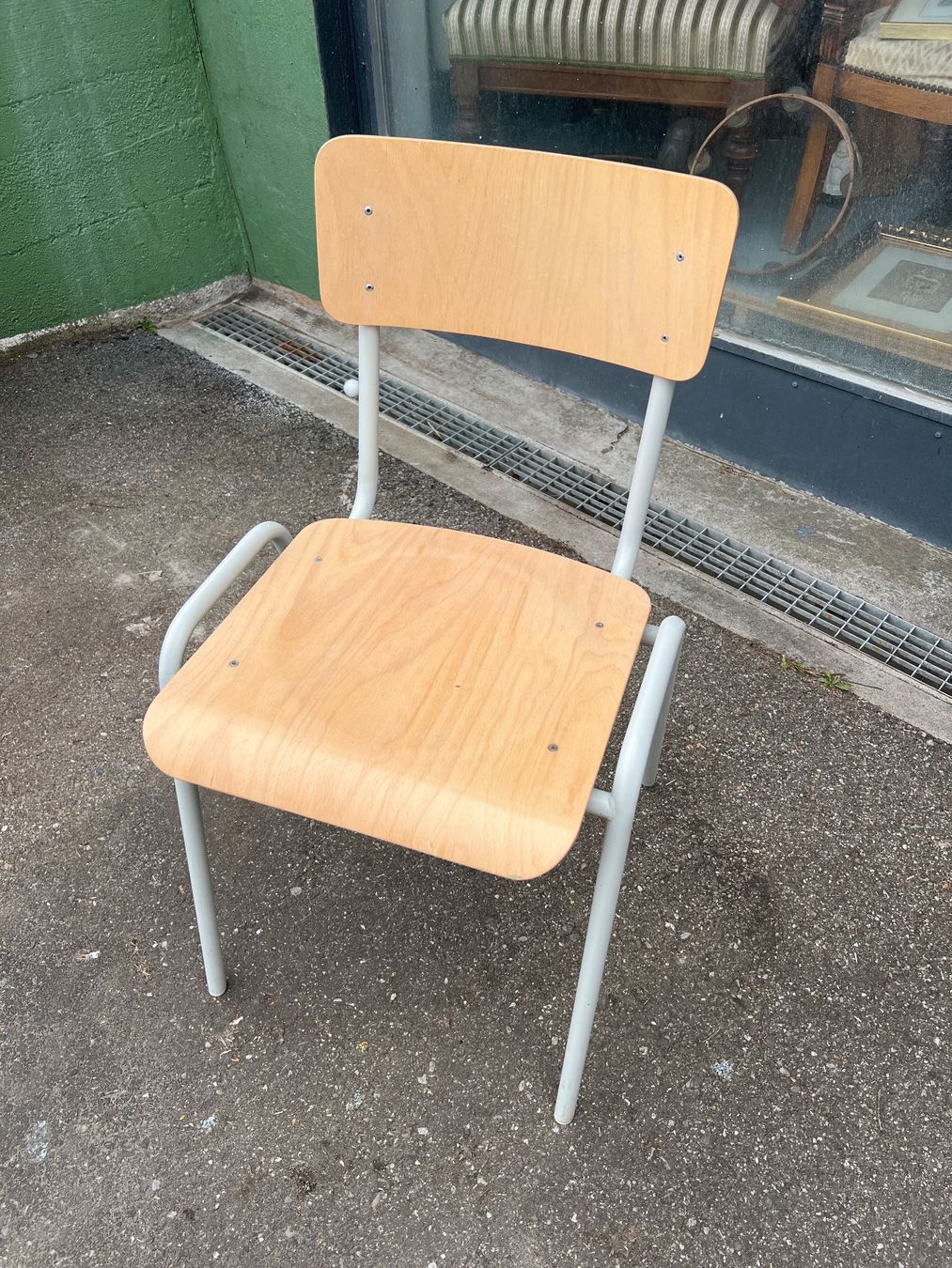Chaises: Staphelstuhl Old skool design – D'occasion à Egg b. Zürich par SwissTradingAgency