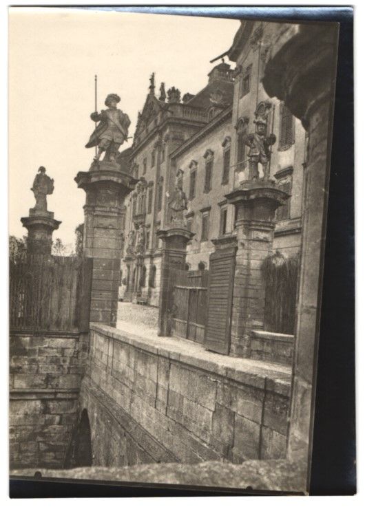 Fotografie & Manifesti: Fotografie Ellingen, Statuen am Schloss, – Usato da Berlin venduto da bartko-reher