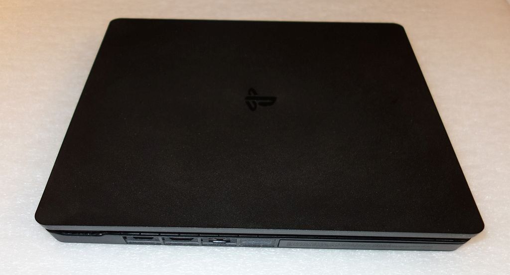 Sony Konsolen: SONY Playstation 4 Slim 500GB (PS4) + DUALSHOCK-Controller – Gebraucht aus Dietlikon von Web-Trader 1