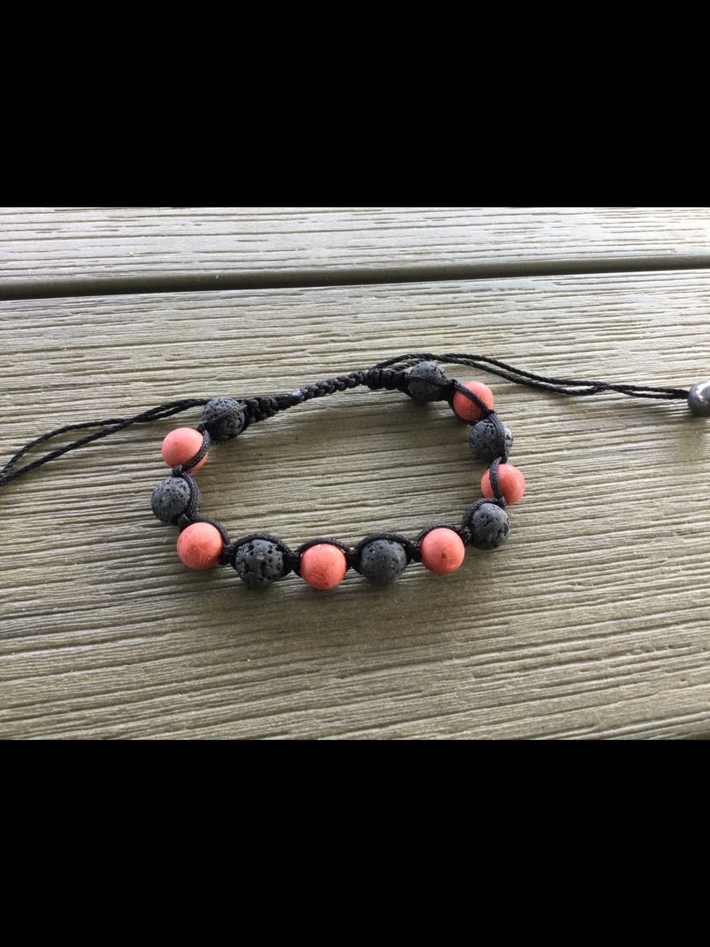 Armbänder & -reifen: Bracelet ajustable perles volcaniques & corail & hématites – Gebraucht aus Agiez von chouchanelle