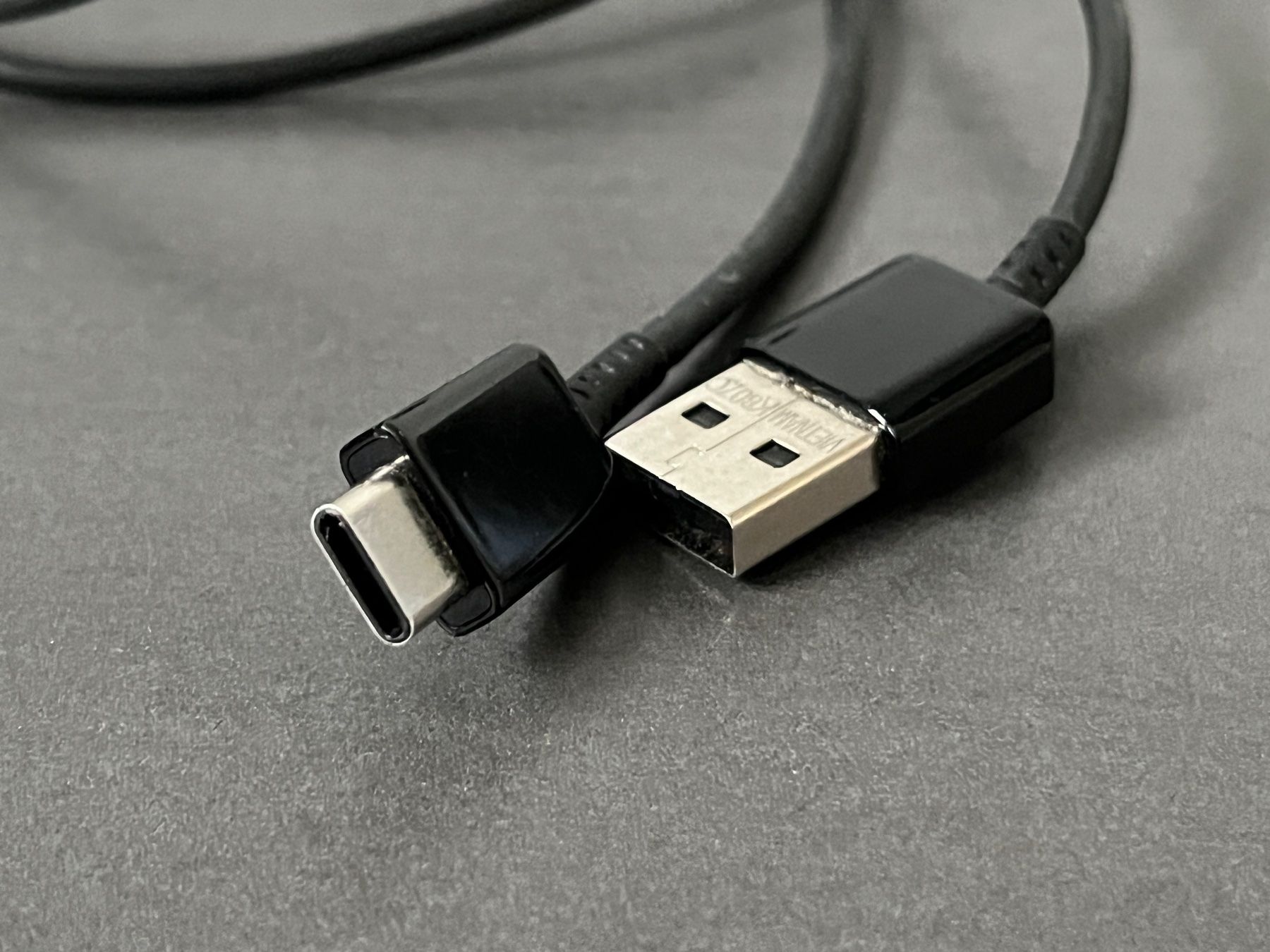 Cavi: Câble noir de 100 cm USB-A vers USB-C – Nuovo (secondo la descrizione) da Chavornay venduto da HDesH