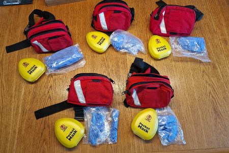 Pocket Mask mit Handschuhen und First Aight Bauchtasche