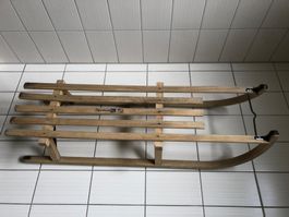 Alter Schlitten zum Dekorieren
