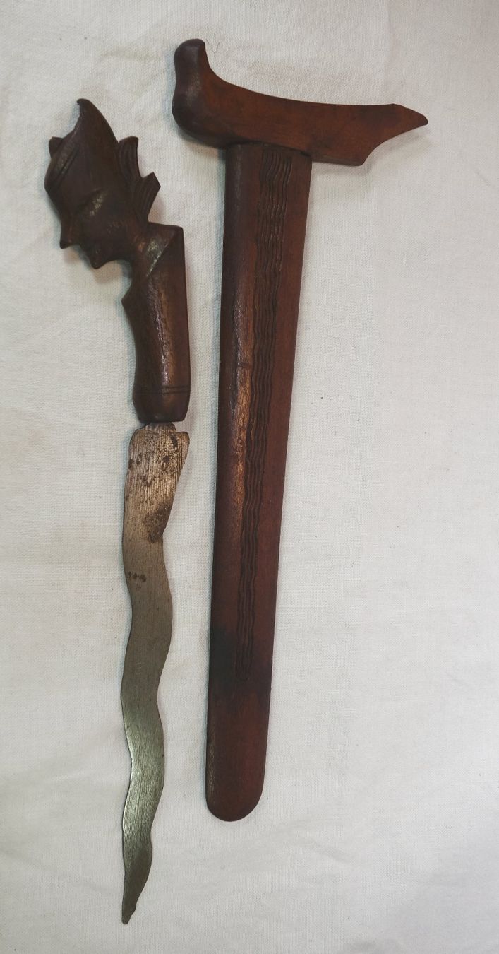 Posate: Kris Dolch mit Holzgriff und Scheide mit Schnitzerei – Usato da Duggingen venduto da doogbua 1