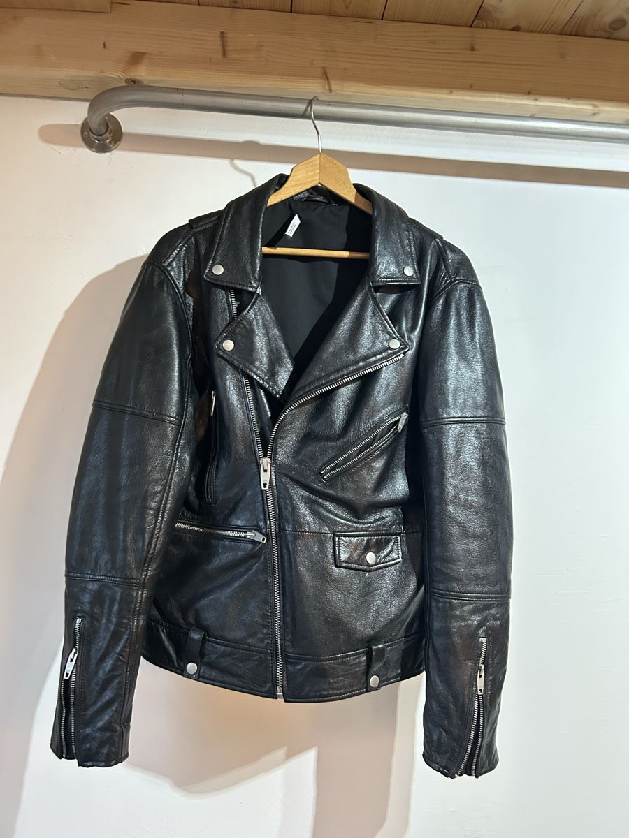 Zara Giacche: Schwarze Lederjacke von Zara – Usato da Zürich venduto da lazaro.99