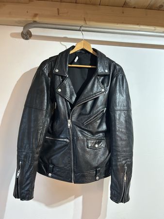 Schwarze Lederjacke von Zara