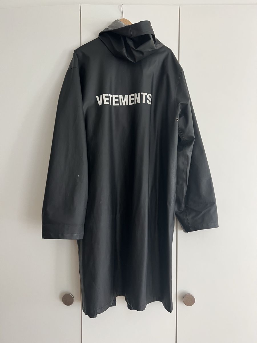 Giacche: Vetements by Demna  rare impermeable – Usato da Vevey venduto da Stef_couture