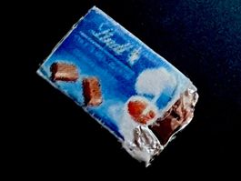 Lindt-Schokolade angebr. f/Puppenstuben. Handarbeit/Spanien.