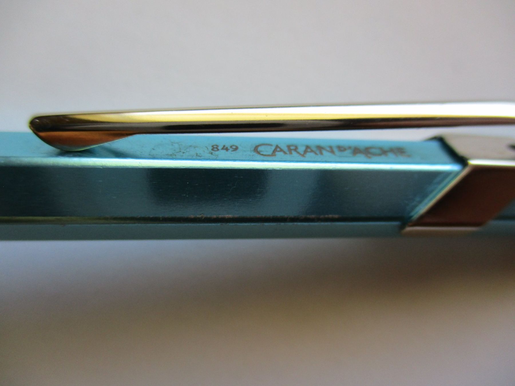 Caran D'Ache Penna & Evidenziatori: Stylo Caran d'Ache 849 turquoise – Usato da La Sarraz venduto da vic_v6kz 4