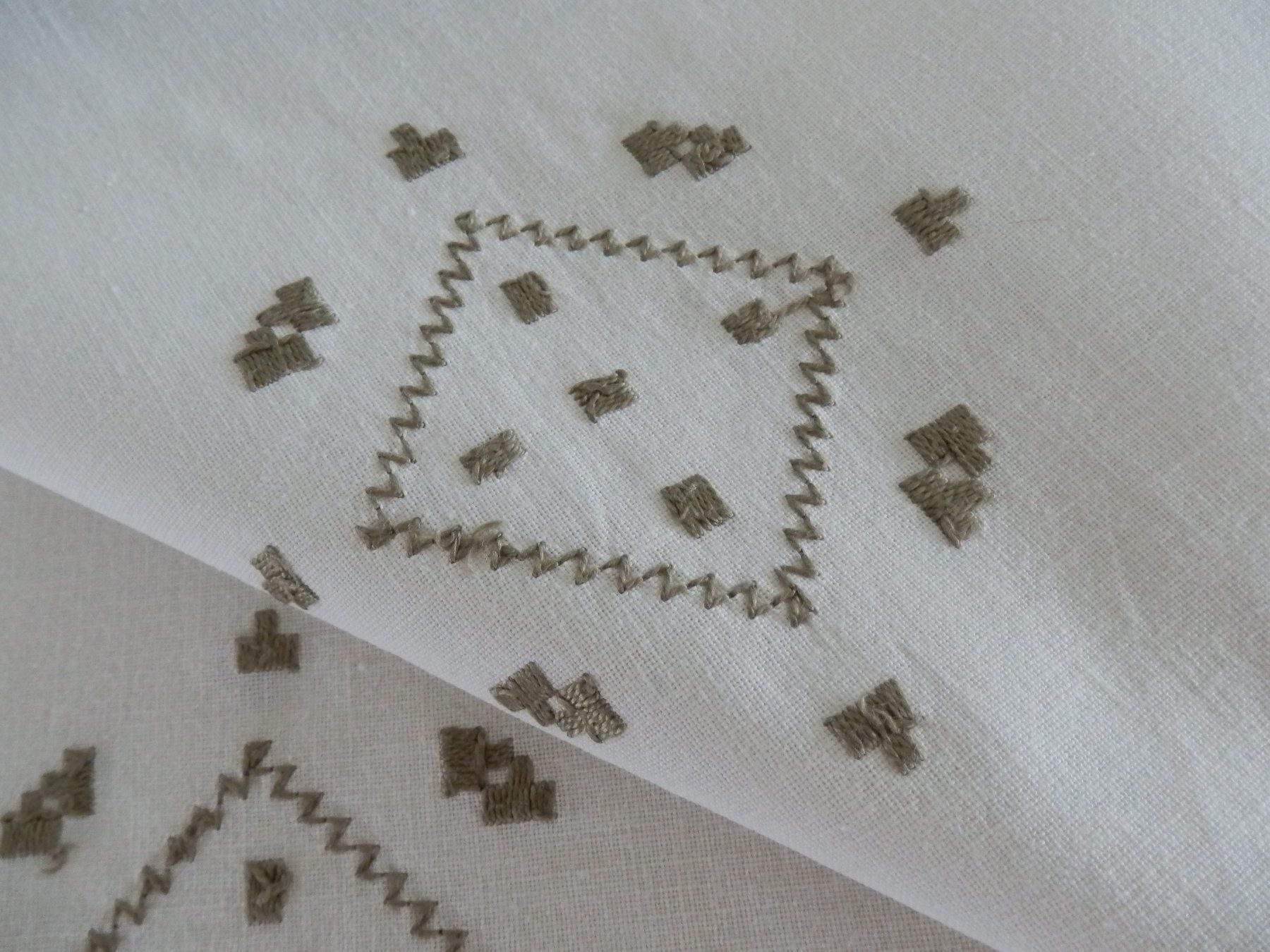 Coperte: Handgesticktes Tischtuch + 11 Servietten – Nuovo e nell'imballaggio originale da Zufikon venduto da lea050 1