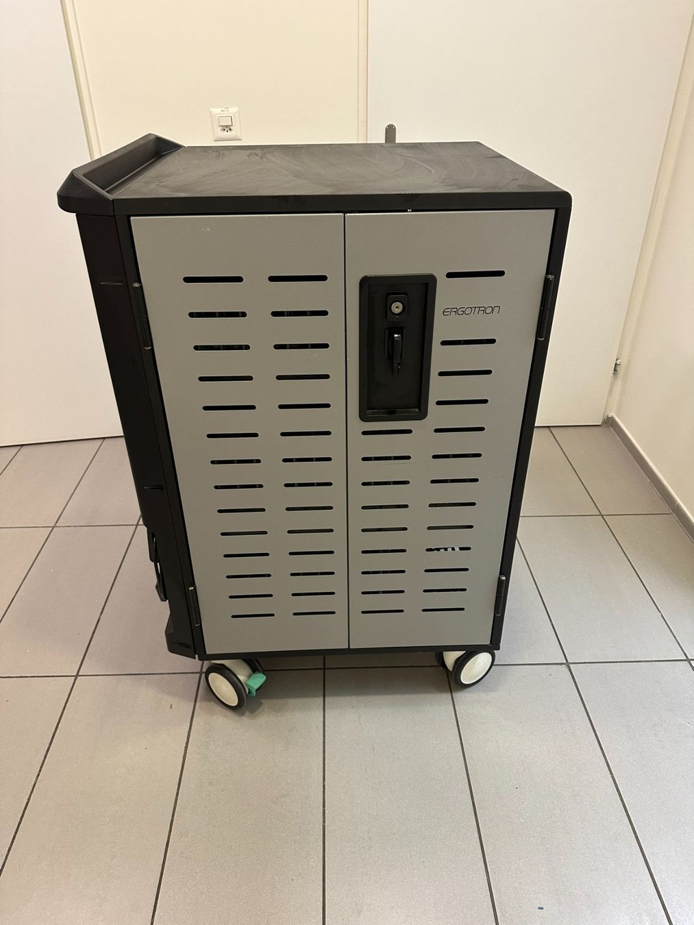 Banconi: Ergotron PowerShuttle Tablet-/Laptop-Ladewagen 40 Geräte – Usato da Wollerau venduto da joh_2t8v