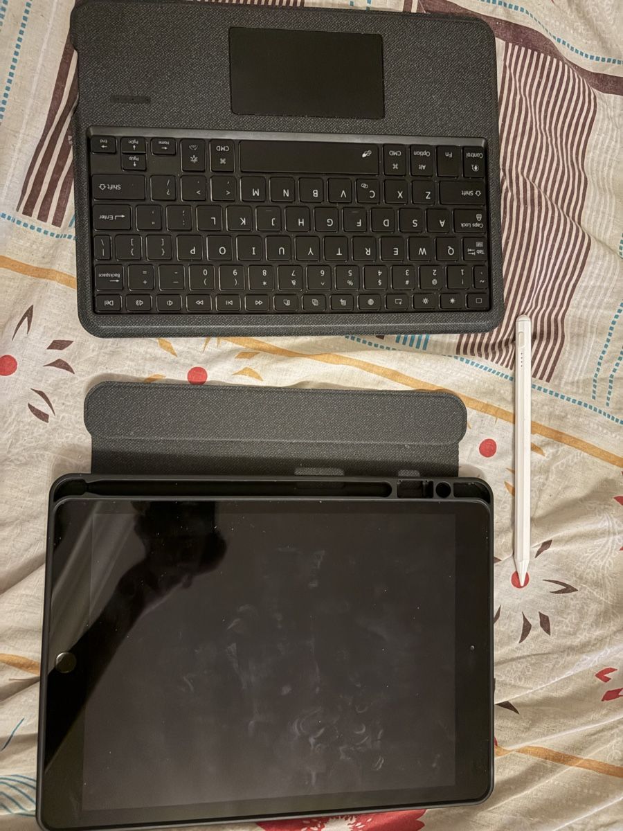Apple Tablet PC: iPad 7th Gen 32GB Grey with Keyboard Case + Stylus – Usato da Genève venduto da jul_2fzv 3