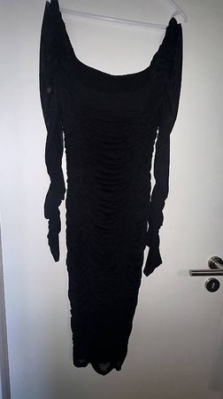 schwarzes Raffungskleid