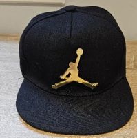 Casquette Jordan noir logo doré état d'occasion