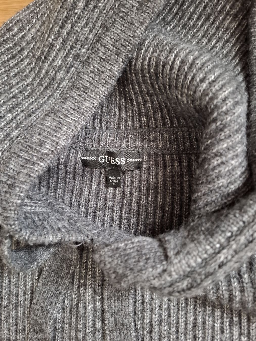 Guess Kleider: Guess Strickkleid Grau mit Kapuze, Gr. S - – Gebraucht aus Goldach von Helen2017 1
