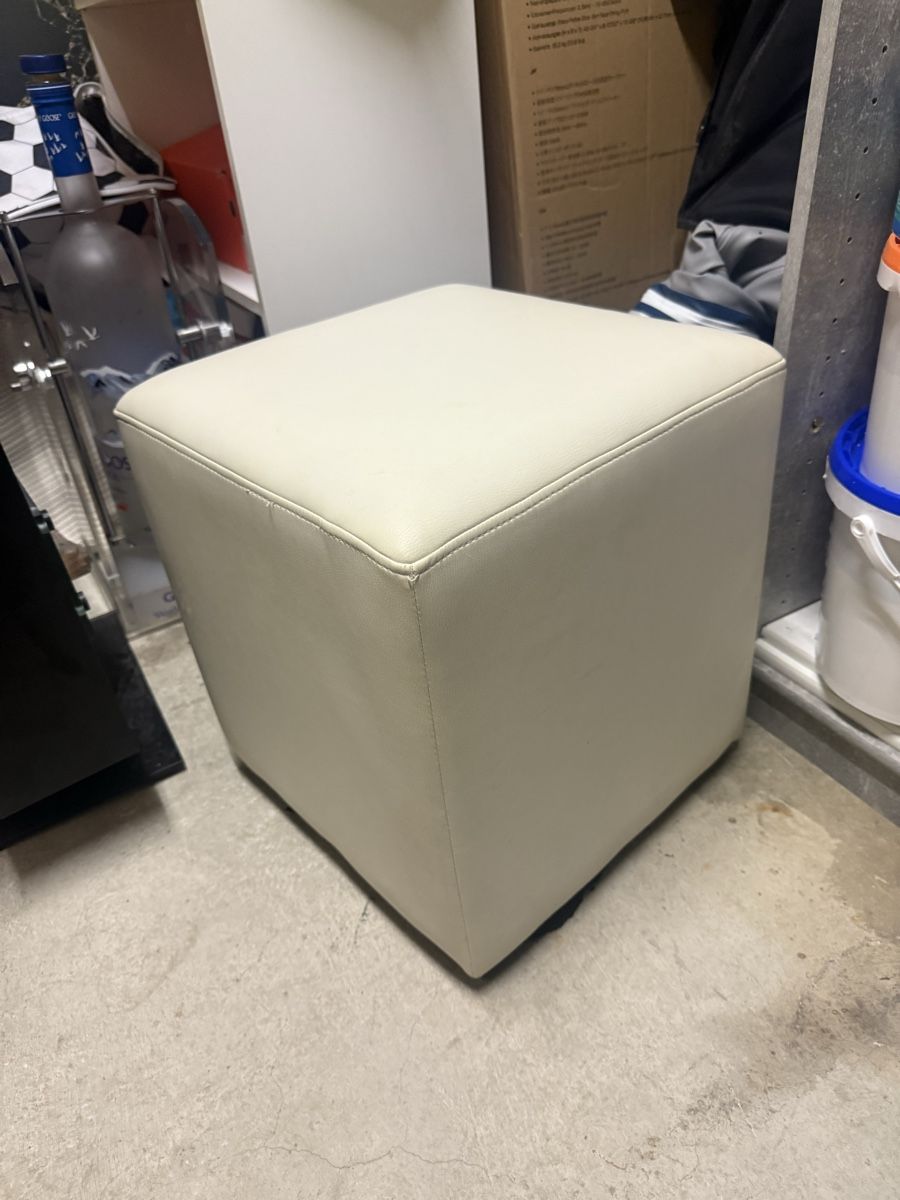 Interio Hocker: Lederpouf / Hocker 2 stk von interio – Gebraucht aus Hagenbuch ZH von PascalSahli