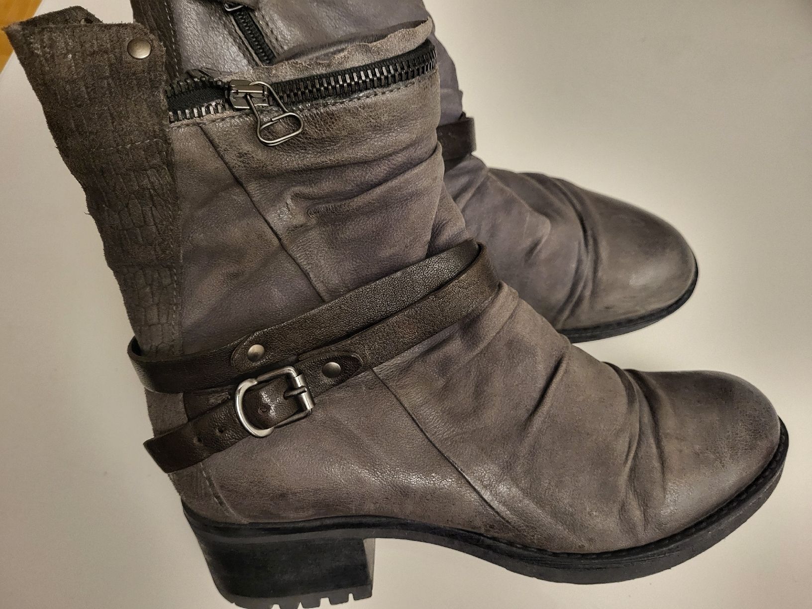 Globus Scarpe da donna: Lederstiefel von Globus, Gr. 39 – Usato da Nidau venduto da Maltesers71