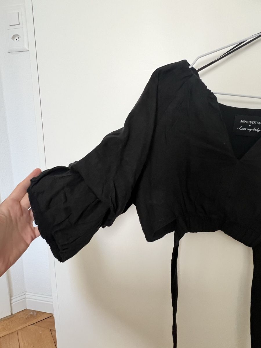 Top: Black Puff Sleeve Cropped Top – Usato da Zürich venduto da lexi_alex 1