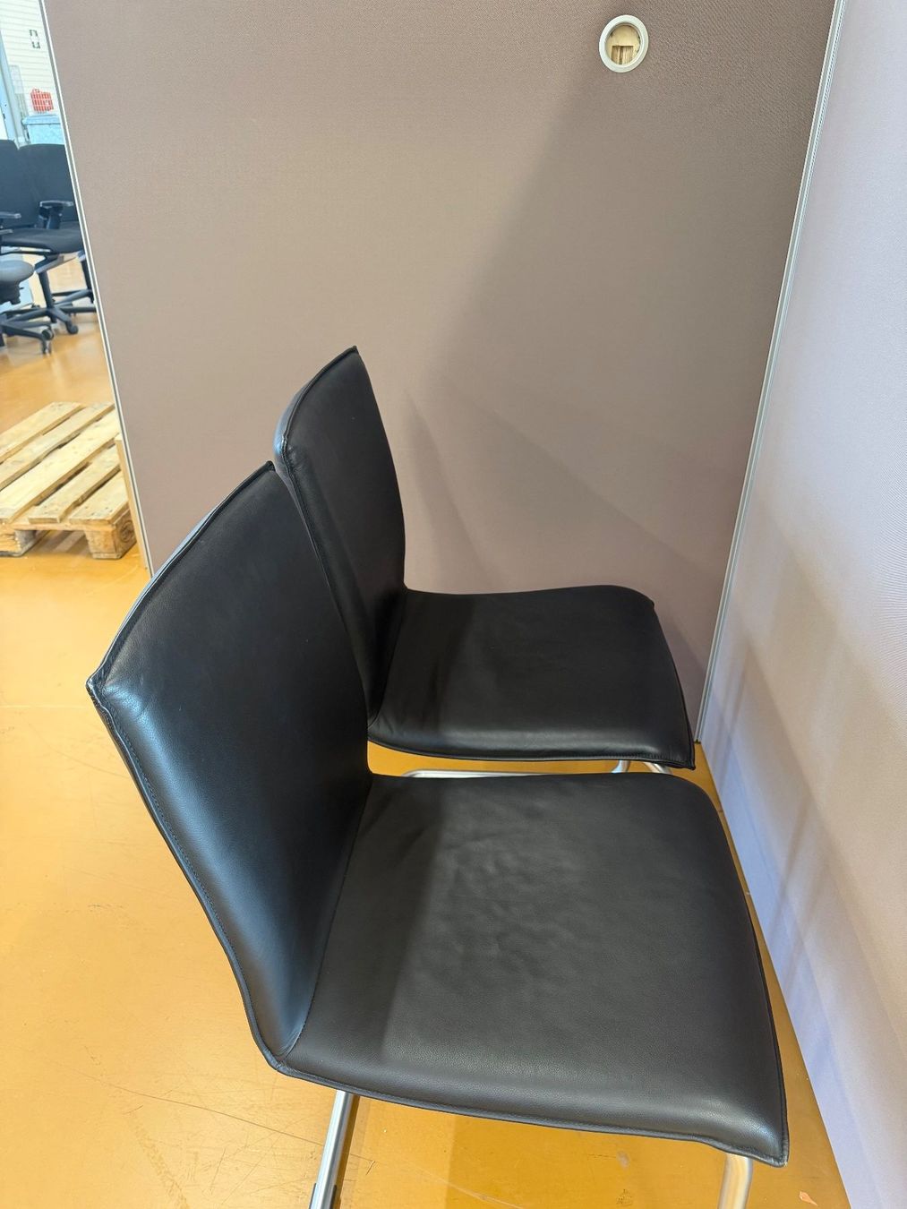 Chaises: 2 Stühle Lederoptik Schwarz  Gebraucht – D'occasion à Dietlikon par ComdatAG 5