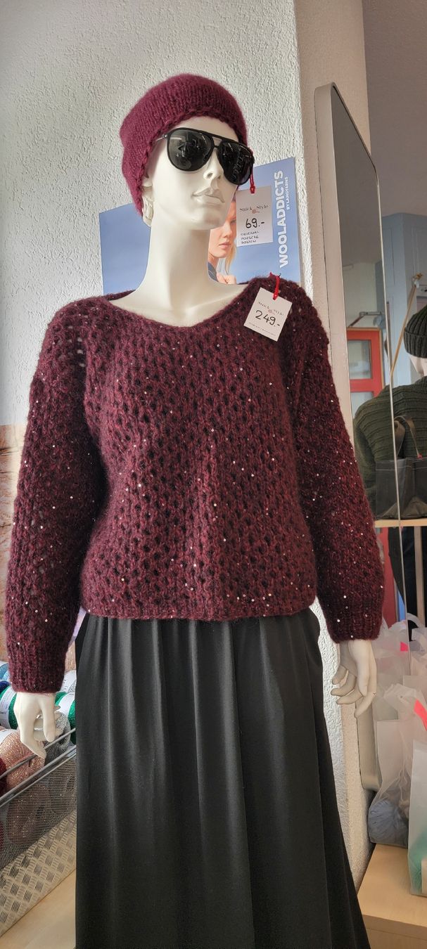 Pullover & Sweatshirts: Damen Strickpullover bordeaux mit Pailletten neu – Neu und originalverpackt aus Reinach BL von BerCHBer 1