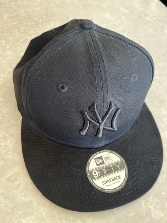 SnapBack black yankees cap