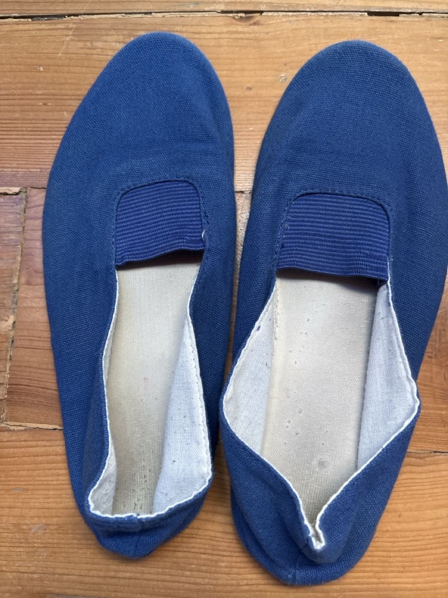 Herrenschuhe: Gymnastikschuh/Turnschläppchen blau Grösse 33, – Gebraucht aus Regensdorf von Piritatti 1