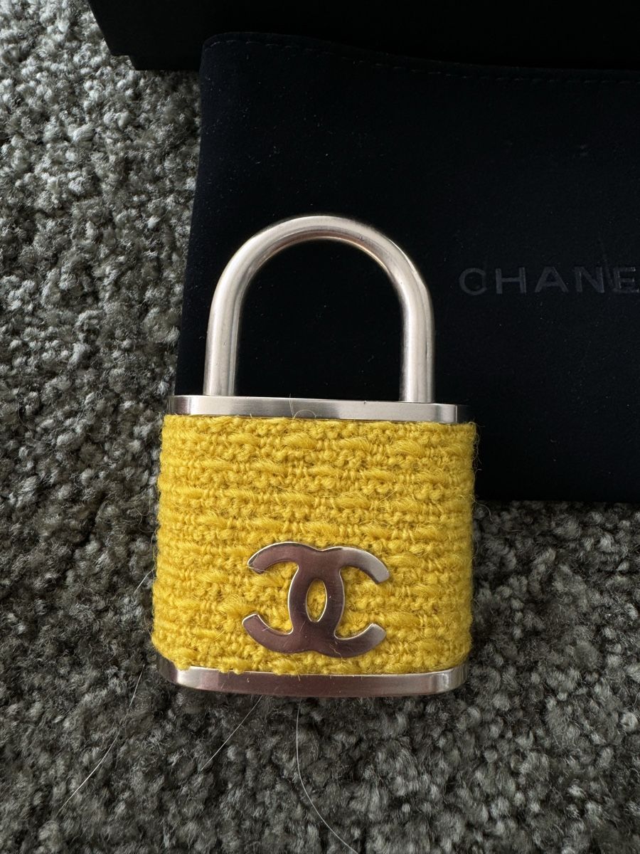 Chanel Broschen & Nadeln: Chanel Padlock Brosche – Gebraucht aus Wallisellen von rb_88