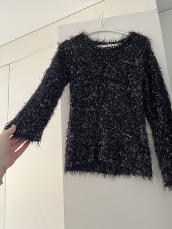 Schwarzer Flausch-Pullover, Gr. S-M, ideal für den Winter!