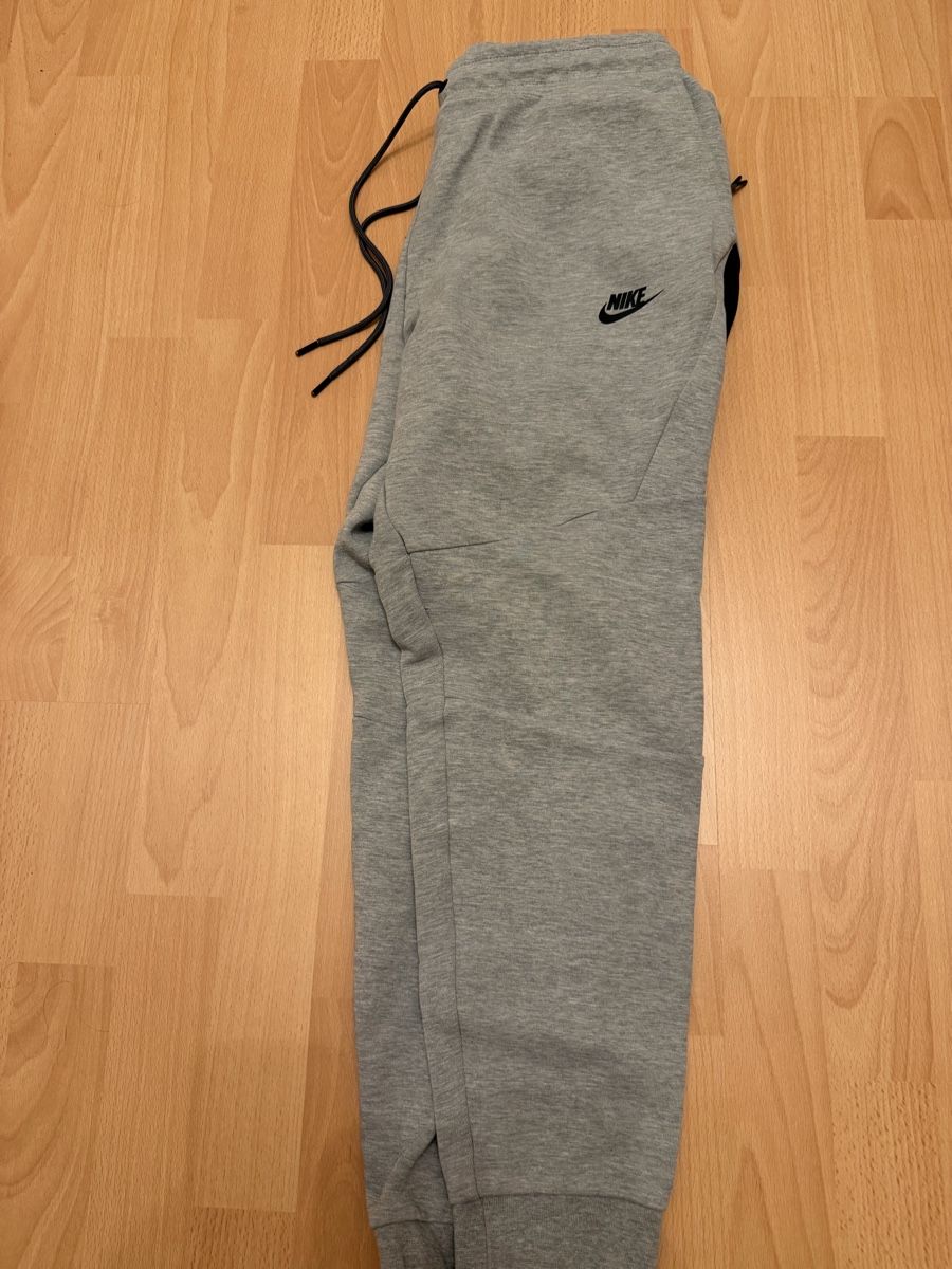 Nike Pantalons: Nike Tech Fleece Jogginghose – D'occasion à Bad Ragaz par Nikis_Markt