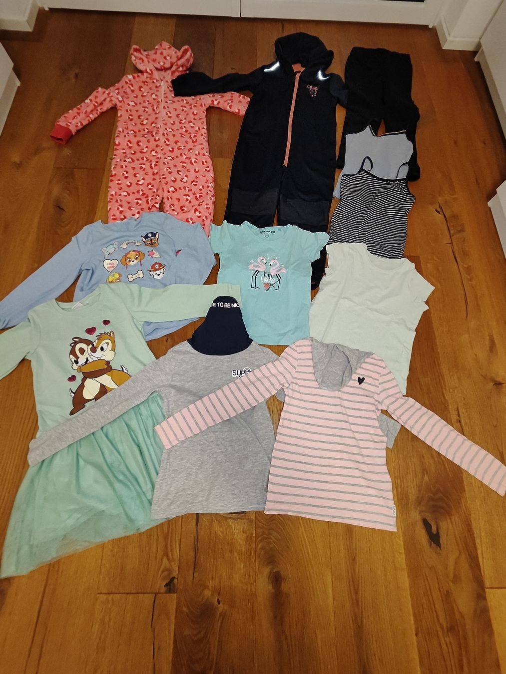 Lotti & Set di vestiti: Kleiderpaket Gr.122/128 – Usato da Kriens venduto da Xonox