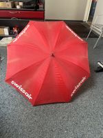Swissair Regenschirm rot mit Holzgriff gebrauchter Zustand