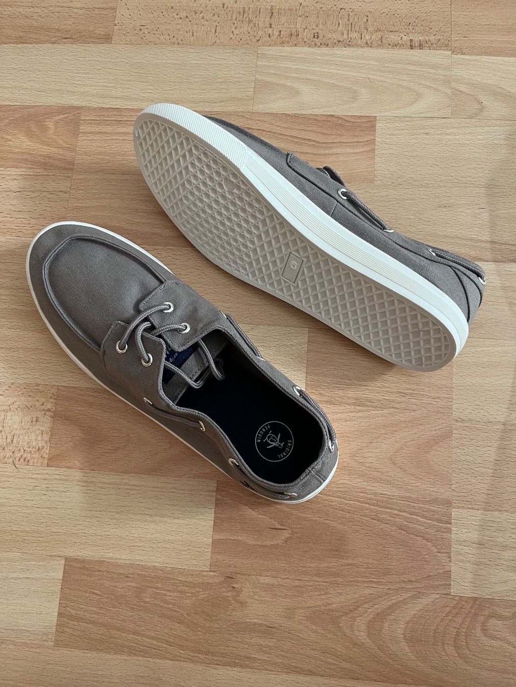 Scarpe da uomo: Original Penguin Men's Gray Canvas Shoes Size 45 – Nuovo (secondo la descrizione) da Basel venduto da ttudor 2
