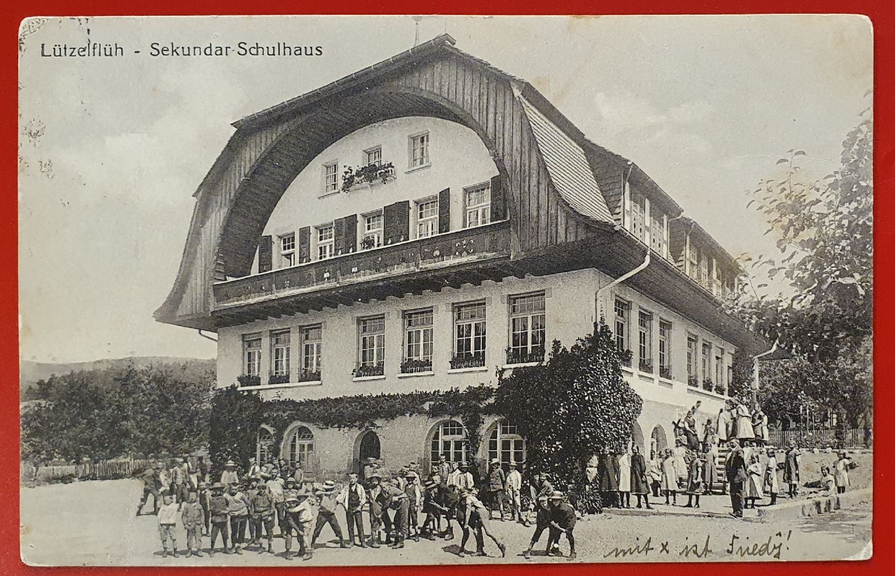 Cartoline postali: Sekundarschulhaus Lützelflüh BE - belebt – Usato da Kreuzlingen venduto da Rschweiz1