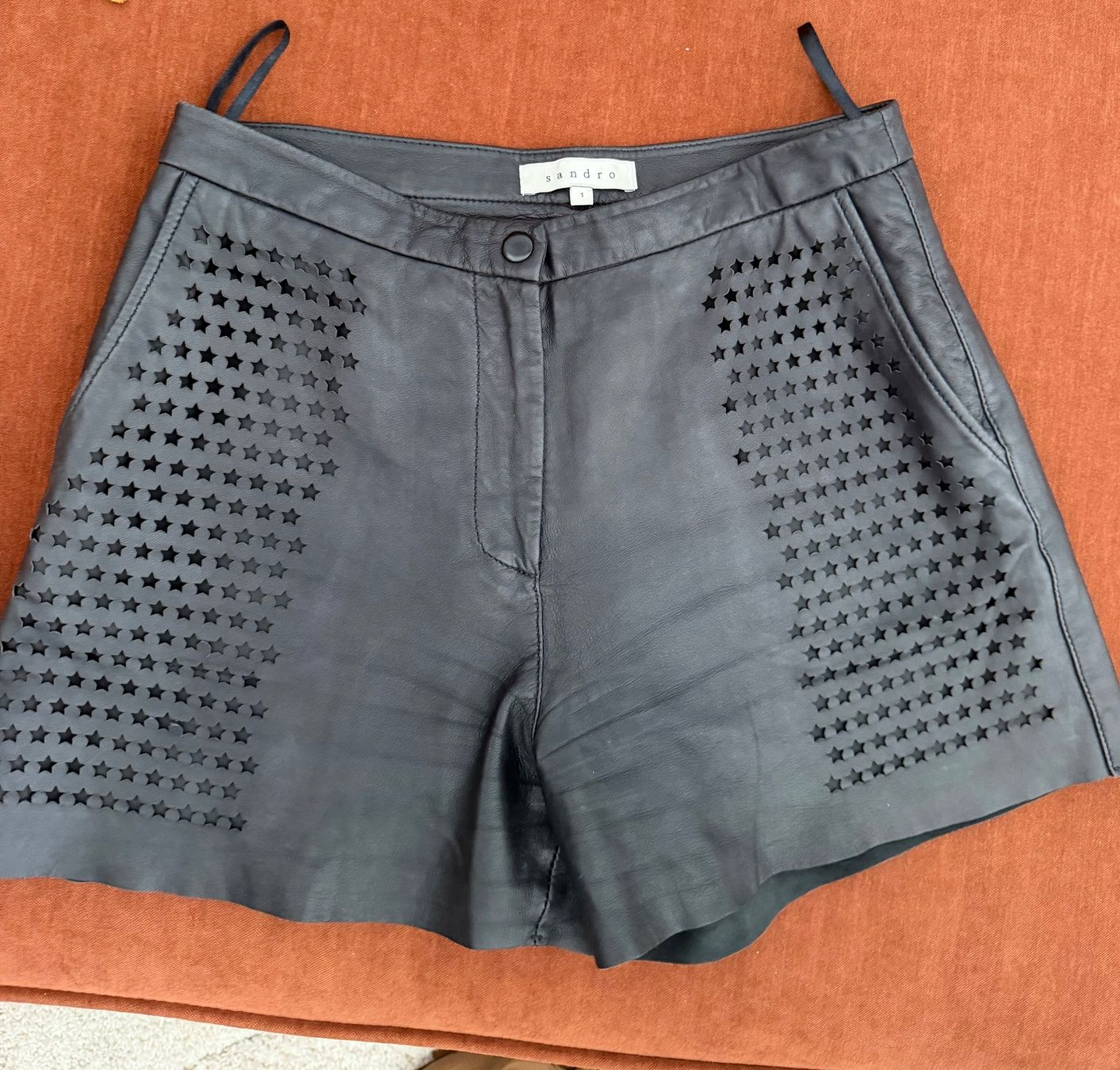 Sandro Hosen: SANDRO leather shorts XS/S – Gebraucht aus Steinhausen von Stylelene14