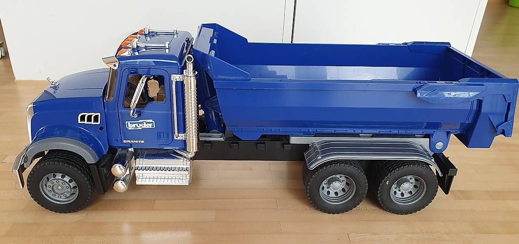 Spielzeuge: Bruder LKW mit Kippmulde – Gebraucht aus Egg b. Zürich von ZH-8132