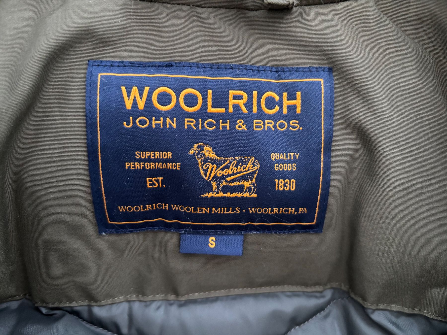 Woolrich Mäntel: Woolrich Arctic Parka, Grösse S, olivgrün – Gebraucht aus Zürich von GGMZ 3