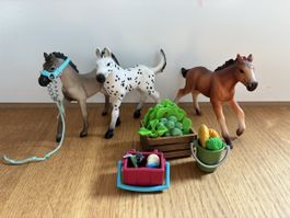 SCHLEICH 3 Fohlen mit Zubehör 