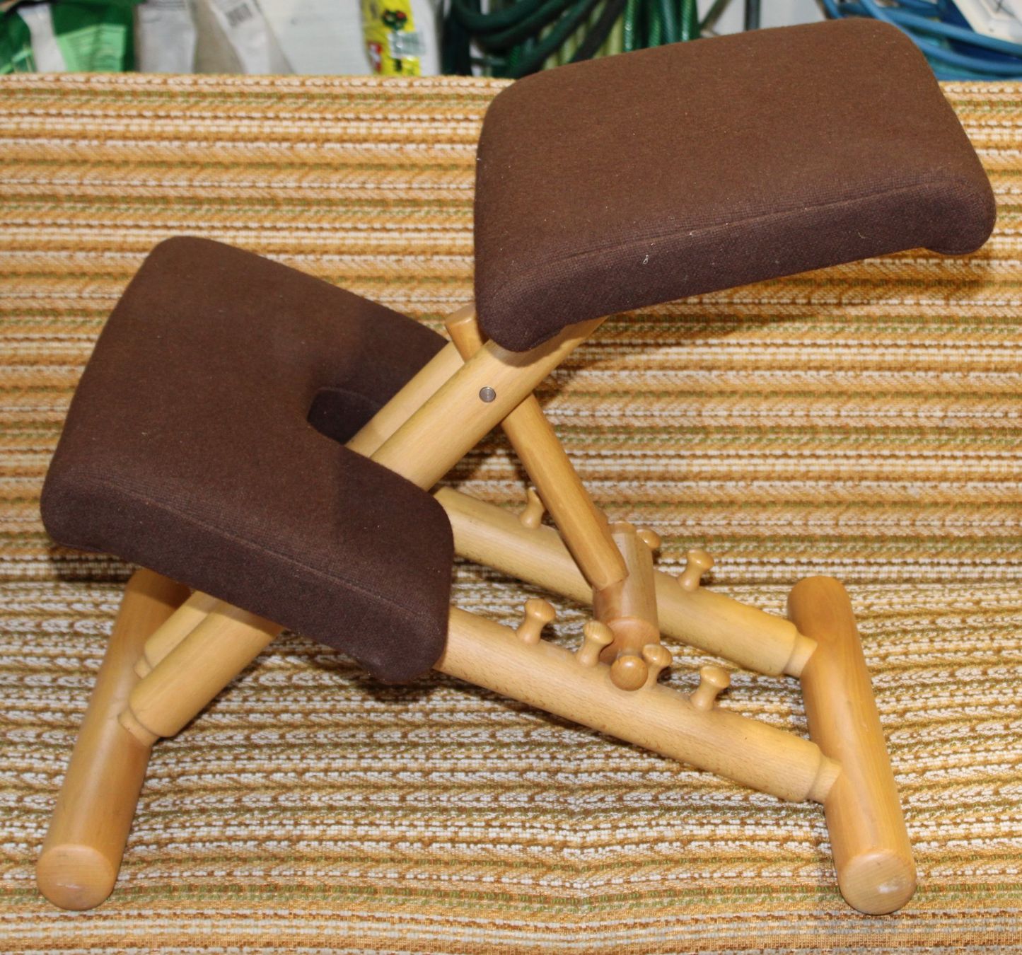 Sgabelli: ergonomischer Hocker (SN) – Usato da Schaan venduto da antikes_und_kurioses