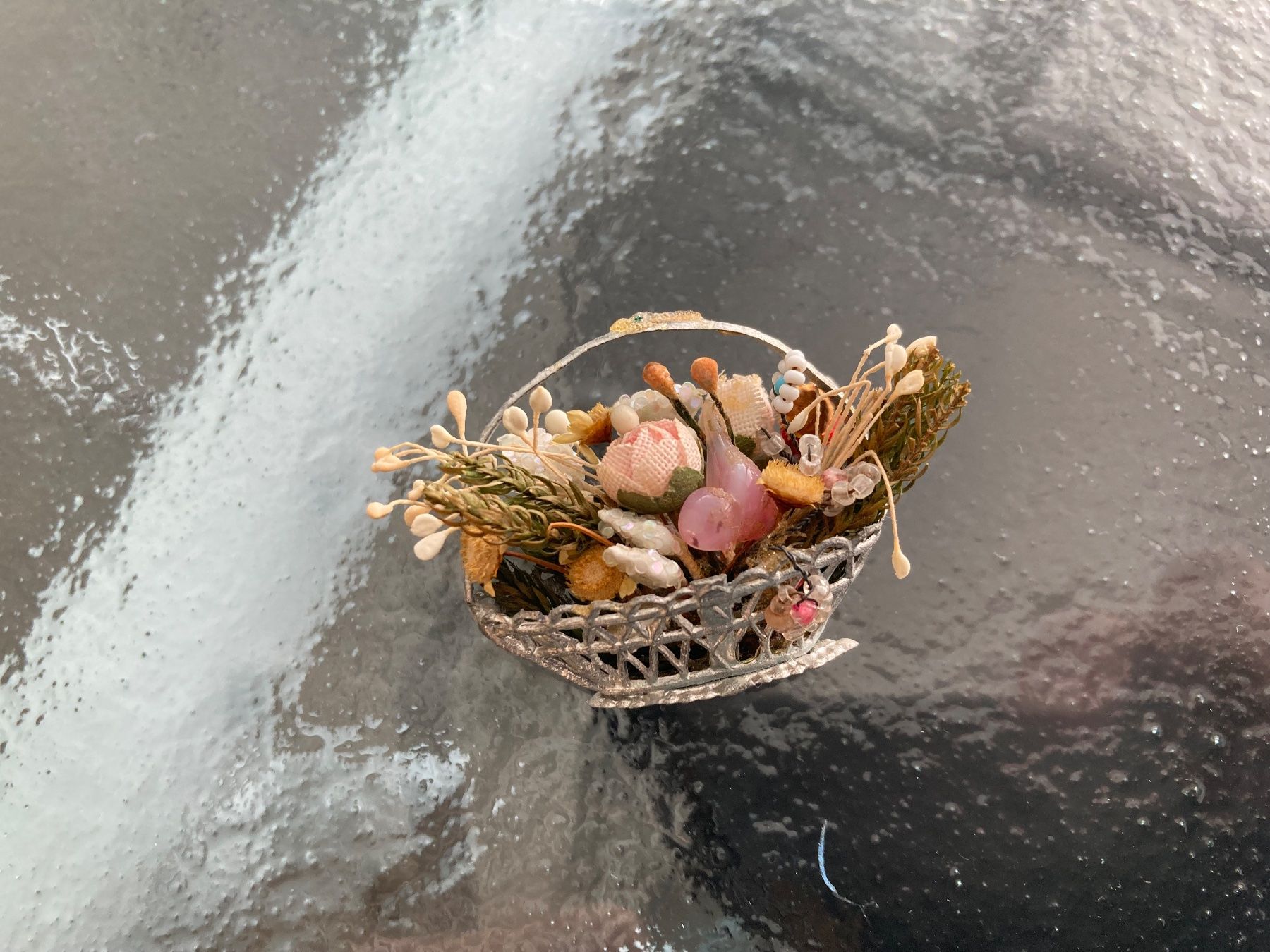 Case e mobili per bambole: Miniatur Blumen-Körbchen viktorianisch, mit Murano Vögelchen – Usato da Zürich venduto da kostbares