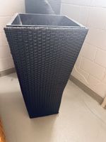 Schwarzer Balkonkasten mit Rattangeflecht-Optik für Frühling