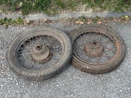 Anciennes roues de moto à rayon