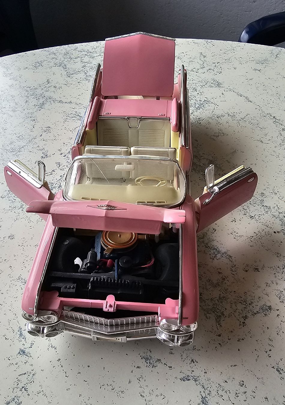 Cadillac Modellini d'auto: Cadillac Modell 1/18 Majsto rosa – Usato da Wädenswil venduto da task42 2