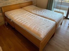 Doppelbett mit elektrischen Kopfteil, Matrazen, Nachttischen