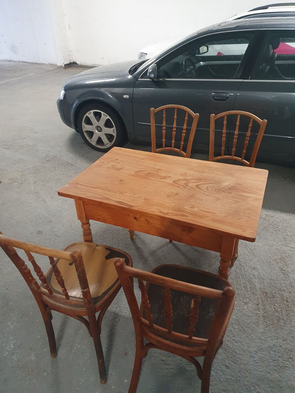 Set di tavolo e panche: Tisch mit 4 Stühle – Difettoso da Meiringen venduto da Vwja75 7