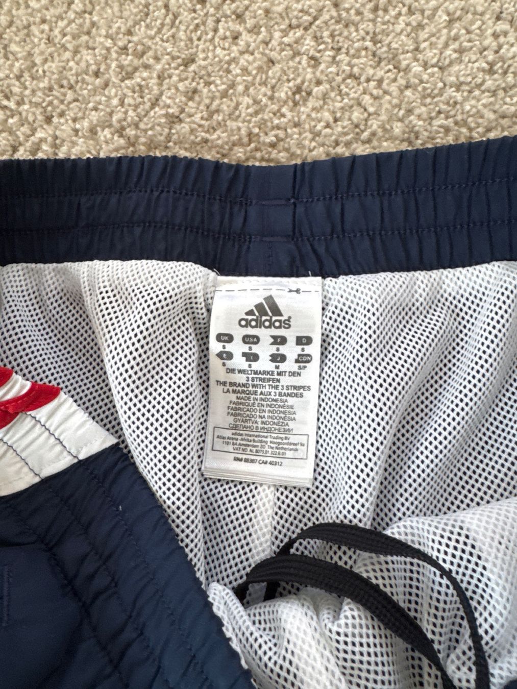 Adidas Pantaloni: Adidas Trainingshose, Grösse S – Nuovo e nell'imballaggio originale da Oberweningen venduto da Ardnas89 3